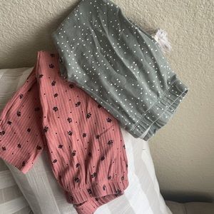 H & M leggings duo set. Both 1 1/2-2 years. Very good shape, soft & stretchy. *1